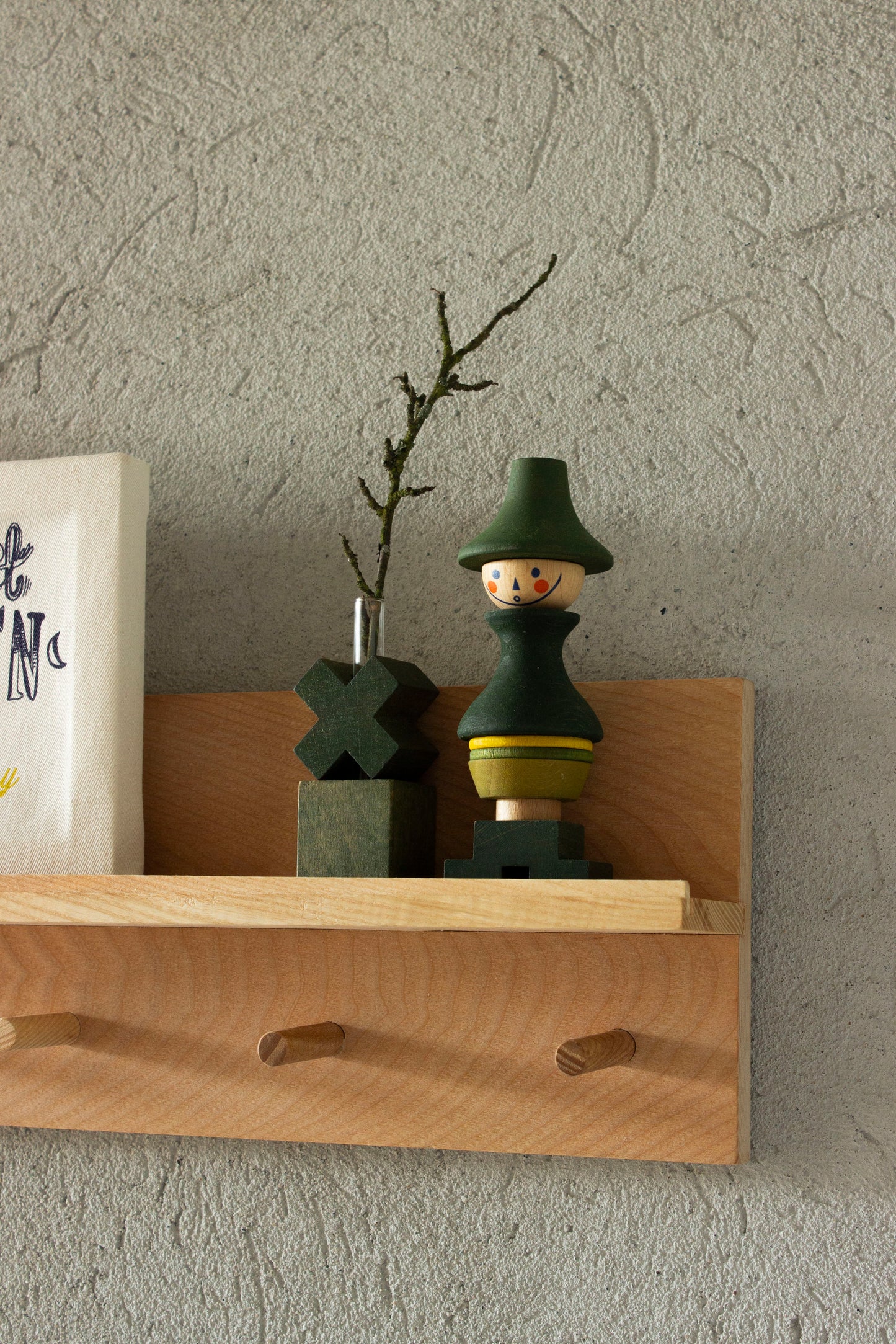 SHELF NO.06 with pegs